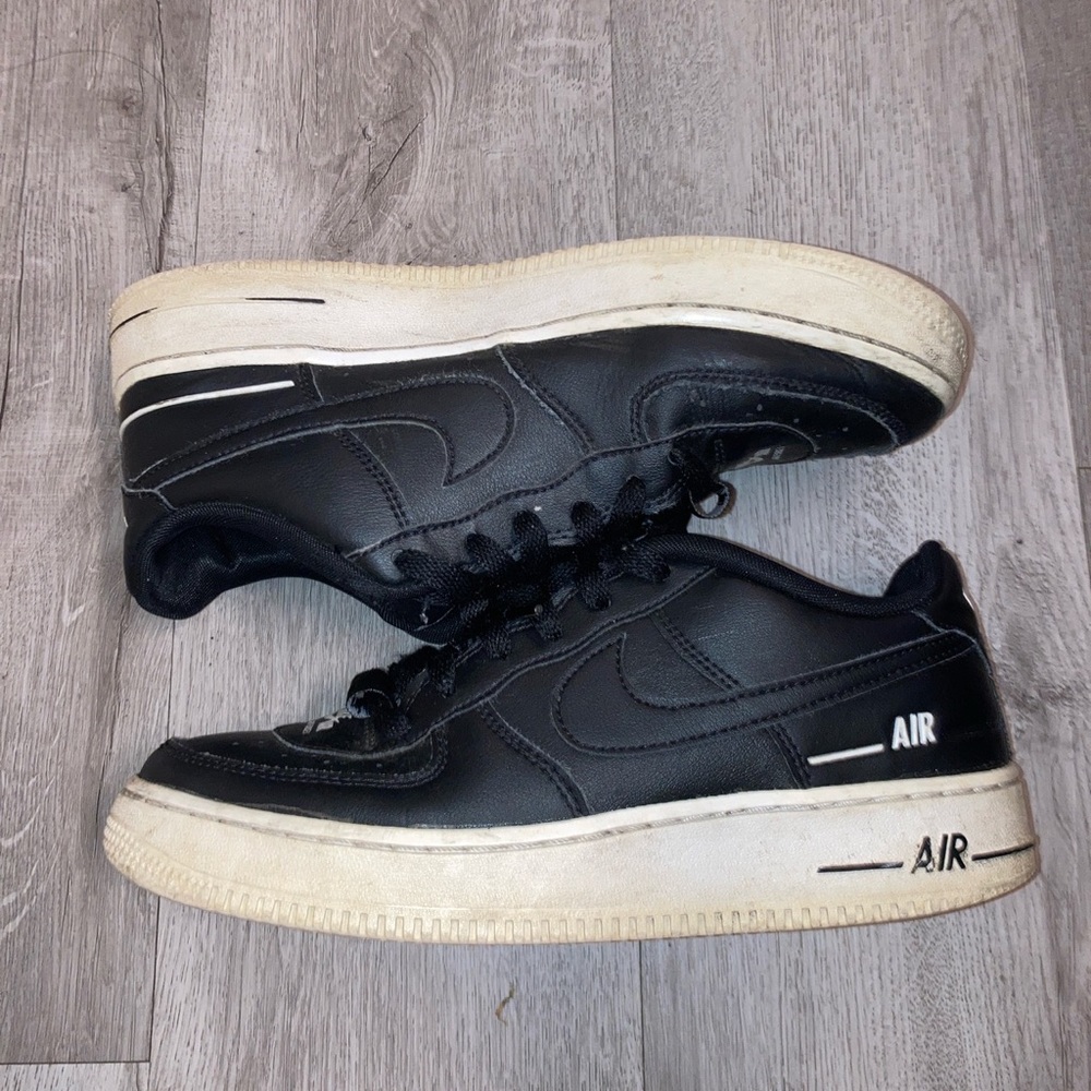 Black & white Nike air shoes